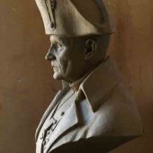 muž v napoleonském klobouku